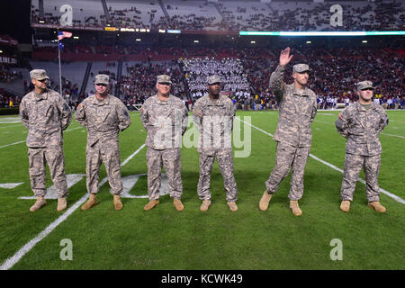 2e armée américaine lt. Joshua blizzard, Caroline du Sud garde nationale, 1-151attaque st bataillon de reconnaissance, uh-64 apache pilote, reçoit la reconnaissance à williams-brice stadium à Columbia, Caroline du Sud, nov. 19, 2016. La garde nationale de Caroline du Sud a effectué un survol à l'appui de fort Jackson participe à l'université de Caroline du Sud appréciation militaire du jeu. (Photo de la garde nationale américaine Navigant de première classe par megan floyd) Banque D'Images