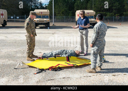 Les soldats américains affectés à la 251e Area support Medical Company, de la Garde nationale de l'Armée de Caroline du Sud, mènent une formation sur les matières dangereuses et sur les opérations enseignées par les instructeurs HAZMAT de la South Carolina Fire Academy à Darlington, en Caroline du Sud, le 12 janvier 2017. La formation comprenait des procédures de décontamination d'urgence pour les patients non ambulatoires, l'atténuation de la contamination par les fûts chimiques et la construction de barrages pour le confinement des produits chimiques dans une voie navigable. (ÉTATS-UNIS Photo de la Garde nationale aérienne par Tech. Sgt. Jorge Intriago) Banque D'Images