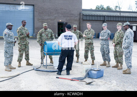 Les soldats américains affectés à la 251e Area support Medical Company, de la Garde nationale de l'Armée de Caroline du Sud, mènent une formation sur les matières dangereuses et sur les opérations enseignées par les instructeurs HAZMAT de la South Carolina Fire Academy à Darlington, en Caroline du Sud, le 12 janvier 2017. La formation comprenait des procédures de décontamination d'urgence pour les patients non ambulatoires, l'atténuation de la contamination par les fûts chimiques et la construction de barrages pour le confinement des produits chimiques dans une voie navigable. (ÉTATS-UNIS Photo de la Garde nationale aérienne par Tech. Sgt. Jorge Intriago) Banque D'Images