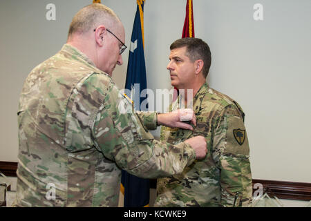 Andrew Batten, le colonel de l'armée américaine, de la Garde nationale de l'armée de Caroline du Sud, reçoit la Médaille du service méritoire du département militaire de Caroline du Sud par le major-général Gregory Batts, adjoint général adjoint de la Garde nationale de l'armée de Caroline du Sud, au quartier général de la Force interarmées, Columbia, S.C., 18 janvier 2017. Batten est reconnu pour son travail de direction du soutien de l'aviation pendant l'ouragan Matthew en octobre 2016. Banque D'Images