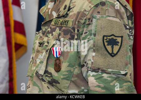 Andrew Batten, le colonel de l'armée américaine, de la Garde nationale de l'armée de Caroline du Sud, reçoit la Médaille du service méritoire du département militaire de Caroline du Sud par le major-général Gregory Batts, adjoint général adjoint de la Garde nationale de l'armée de Caroline du Sud, au quartier général de la Force interarmées, Columbia, S.C., 18 janvier 2017. Batten est reconnu pour son travail de direction du soutien de l'aviation pendant l'ouragan Matthew en octobre 2016. Banque D'Images