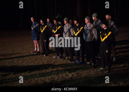 Les membres du service des États-Unis pour préparer un 2-mile run 2017 au cours de la concurrence meilleur guerrier à mccrady centre de formation, s.c., jan. 29, 2017. l'événement de cinq jours était composé d'un mars, test de condition physique, et les armes les épreuves de qualification, entre autres. (Photo par le sergent Sean martin) Banque D'Images