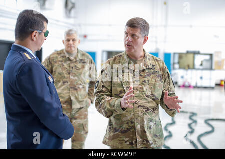 Le général de l'armée de l'air colombienne Carlos Eduardo Bueno Vargas, commandant de l'armée de l'air colombienne, rencontre le colonel Andrew Batten de l'armée de l'air américaine et des experts de l'aviation dans le cadre d'un partenariat avec la Garde nationale de Caroline du Sud à la base de la Garde nationale commune McEntyre, à Eastover, Caroline du Sud, le 21 février 2017. Bueno était en visite en Caroline du Sud pendant son arrêt de deux jours à rencontrer la direction de la Garde nationale de S.C. et les installations de visite avant de se rendre à Washington, D.C. pour rencontrer le chef du Bureau de la Garde nationale et le chef d'état-major de la Force aérienne des États-Unis Photo de la Garde nationale aérienne par Tech. S Banque D'Images