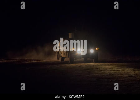 Les soldats de l'armée américaine de peloton scout, 4-118ème bataillon interarmes, Caroline du Sud Army National Guard mener un exercice de tir de nuit avec .50 calibur et m240 mitrailleuses lourdes montées sur le m1114 jusqu'-armored humvee au fort Jackson en Caroline du Sud, nov. 25, 2017 en préparation d'une formation annuelle. Au cours de l'exercice de déploiement des humvees zone de rassemblement derrière la ligne de tir. (Photo de la garde nationale par le sergent d'Erica Knight, 108e détachement des affaires publiques) Banque D'Images