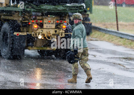 Des soldats américains affectés à la 231e compagnie de produits chimiques, Maryland Army National Guard, une installation de triage et de décontamination lors d'un point de l'armée américaine au nord la formation conjointe de l'exercice dans le centre de rose, Owings Mills, Maryland, le 10 mars 2017. (Photo de la garde nationale américaine par tech. sgt. Jorge intriago) ​ Banque D'Images