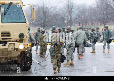 Des soldats américains affectés à la 231e compagnie de produits chimiques, Maryland Army National Guard, une installation de triage et de décontamination lors d'un point de l'armée américaine au nord la formation conjointe de l'exercice dans le centre de rose, Owings Mills, Maryland, le 10 mars 2017. (Photo de la garde nationale américaine par tech. sgt. Jorge intriago) ​ Banque D'Images