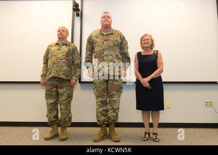 Armée américaine Le général Roy Van McCarty, adjoint adjoint à l'adjudant général de la Garde nationale de Caroline du Sud, est promu au grade de major général au siège de la Force interarmées de la Garde nationale de Caroline du Sud, Columbia, Caroline du Sud, le 6 avril 2017. McCarty est responsable du suivi de la préparation et de la formation de la Garde nationale de l'État et supervise également les opérations quotidiennes de l'organisation. (ÉTATS-UNIS Photo de la Garde nationale aérienne par Tech. Sgt. Jorge Intriago) Banque D'Images