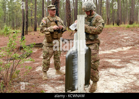 Les soldats de la garde nationale de l'armée américaine qui fréquentent le cours de chefs de base Numéro de classe 007-17 par la garde nationale de Caroline du Sud, 218e conduite institut régional de formation à la navigation terrestre mccrady training center à eastover, Caroline du Sud, le 14 avril 2017. afin de mener à bien la tâche qu'ils doivent utiliser une carte pour trouver quatre points dans trois heures.(U.S. Army National Guard photo par spc. Chelsea baker) Banque D'Images