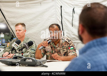 Forces armées jordaniennes brig. gen. majed azhair, effectue une simulation de conférence de presse pendant 16 lion avide, le 23 mai 2016. lion avide 16 est un accord bilatéral, le scénario d'après l'exercice avec le royaume hachémite de Jordanie, visant à échanger de l'expertise militaire et améliorer l'interopérabilité entre les pays partenaires. (U.s. Army National Guard photo de Brian Calhoun, 108e détachement des affaires publiques/libérés) Banque D'Images