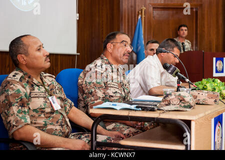 Forces armées jordaniennes brig. gen. majed Moh'd alzhair, procède à une simulation de conférence de presse pendant 16 lion avide, le 17 mai 2016. lion avide 16 est un accord bilatéral, le scénario d'après l'exercice avec le royaume hachémite de Jordanie, visant à échanger de l'expertise militaire et améliorer l'interopérabilité entre les pays partenaires. (U.s. Army National Guard photo de Brian Calhoun, 108e détachement des affaires publiques/libérés) Banque D'Images