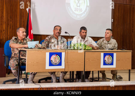 Forces armées jordaniennes brig. gen. majed Moh'd alzhair, procède à une simulation de conférence de presse pendant 16 lion avide, le 17 mai 2016. lion avide 16 est un accord bilatéral, le scénario d'après l'exercice avec le royaume hachémite de Jordanie, visant à échanger de l'expertise militaire et améliorer l'interopérabilité entre les pays partenaires. (U.s. Army National Guard photo de Brian Calhoun, 108e détachement des affaires publiques/libérés) Banque D'Images