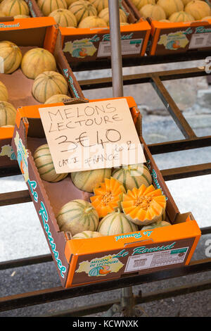 SAINT-LÉONARD-DE-NOBLAT, FRANCE - 22 juillet 2017 : - les melons français ou cantaloup charentais - vente à un marché français. Banque D'Images