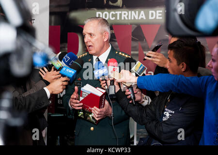 L'armée colombienne gen. Alberto José mejia Ferrero, commandant de l'armée colombienne, parle avec les journalistes après la cérémonie d'intronisation de la doctrine de l'armée colombienne (damascus) à l'Escuela Militar de cadetes à Bogota, Colombie, aug. 5, 2016. (Photo par le sgt Brian Calhoun, 108e public affairs det.) Banque D'Images