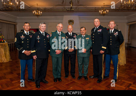 (L-r) U.S. Army command sgt. maj. Carlos olvera, sergent-major de commandement de l'armée des États-Unis, au sud, de l'armée américaine le maj. gen. robert dyess, directeur adjoint de l'armée américaine centre d'intégration des capacités de l'armée colombienne, le général Alberto José mejia Ferrero, commandant de l'armée colombienne de l'armée américaine, le maj. gen. robert e. Livingston, jr., l'adjudant général de la Caroline du Sud, l'armée colombienne le maj gen. Fernando Pineda, de l'armée américaine brig. gen. r. van mccarty, adjudant général adjoint pour la Caroline du Sud, et le major de l'armée américaine. Paul Smith à une réception après la cérémonie d'intronisation de l'armée colombienne ne Banque D'Images