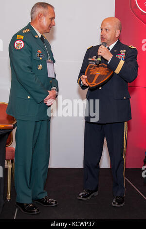 L'armée américaine le maj. gen. robert e. Livingston, jr., l'adjudant général de la Caroline du Sud, présente gen. Alberto José mejia Ferrero, commandant de l'armée colombienne, le palmetto shield en signe d'appréciation à la transformation symposium, Bogota, Colombie, aug. 5, 2016. (Photo par le sgt Brian Calhoun, 108e public affairs det.) Banque D'Images