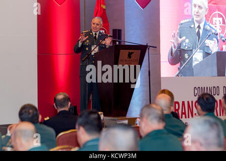 L'armée colombienne gen. Alberto José mejia ferro, commandant de l'armée colombienne, parle à la transformation de l'armée colombienne symposium, Bogota, Colombie, aug. 5, 2016. (Photo par le sgt Brian Calhoun, 108e public affairs det.) Banque D'Images