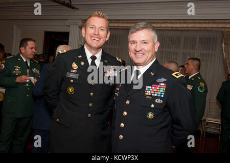 (L-r) le major de l'armée américaine. Paul Smith de l'armée américaine et le maj. gen. robert dyess, directeur adjoint de l'armée américaine centre d'intégration de capacités, à une réception après la cérémonie d'intronisation de la doctrine de l'armée colombienne (damascus) à l'Escuela Militar de cadetes à Bogota, Colombie, aug. 5, 2016. (Photo par le sgt Brian Calhoun, 108e public affairs det.) Banque D'Images