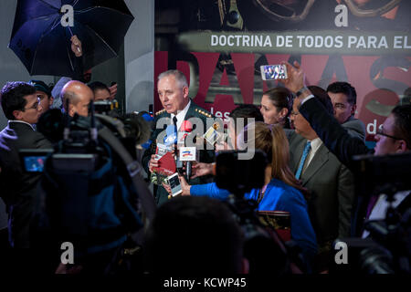 L'armée colombienne gen. Alberto José mejia Ferrero, commandant de l'armée colombienne, parle avec les journalistes après la cérémonie d'intronisation de la doctrine de l'armée colombienne (damascus) à l'Escuela Militar de cadetes à Bogota, Colombie, aug. 5, 2016. (Photo par le sgt Brian Calhoun, 108e public affairs det.) Banque D'Images