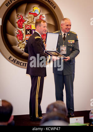 L'armée américaine lt. gen. joseph p. disalvo militaire, commandant adjoint du Commandement sud des États-Unis, est présenté un témoignage de reconnaissance du commandant de l'armée colombienne, gen. Alberto José mejia Ferrero, à la conclusion de la transformation de l'armée colombienne symposium, Bogota, Colombie, aug. 5, 2016. (Photo par le sgt Brian Calhoun, 108e public affairs det.) Banque D'Images