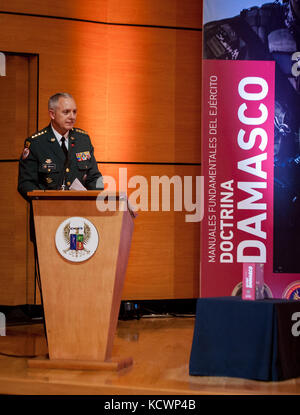 L'armée colombienne gen. Alberto José mejia Ferrero, commandant de l'armée colombienne, prend la parole à la cérémonie d'intronisation de la doctrine de l'armée colombienne (damascus) à l'Escuela Militar de cadetes à Bogota, Colombie, aug. 5, 2016. (Photo par le sgt Brian Calhoun, 108e public affairs det.) Banque D'Images