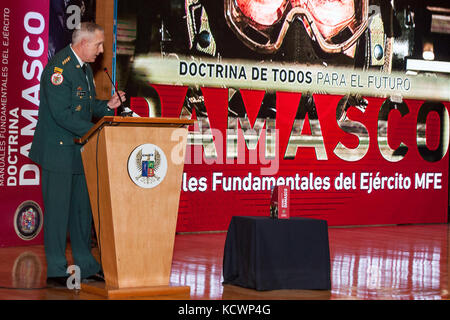 L'armée colombienne gen. Alberto José mejia Ferrero, commandant de l'armée colombienne, prend la parole à la cérémonie d'intronisation de la doctrine de l'armée colombienne (damascus) à l'Escuela Militar de cadetes à Bogota, Colombie, aug. 5, 2016. (Photo par le sgt Brian Calhoun, 108e public affairs det.) Banque D'Images