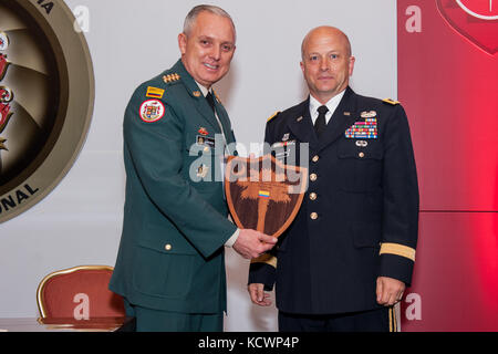 L'armée américaine le maj. gen. robert e. Livingston, jr., l'adjudant général de la Caroline du Sud, présente gen. Alberto José mejia Ferrero, commandant de l'armée colombienne, le palmetto shield en signe d'appréciation à la transformation symposium, Bogota, Colombie, aug. 5, 2016. (Photo par le sgt Brian Calhoun, 108e public affairs det.) Banque D'Images