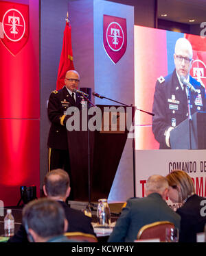 L'armée américaine le maj. gen. robert e. Livingston, jr., l'adjudant général de la Caroline du Sud, prend la parole lors de la transformation de l'armée colombienne symposium, Bogota, Colombie, aug. 5, 2016, le sujet a été livingston. les avantages d'avoir une force de réserve et les défis de l'élaboration d'une réserve solide composant. la garde nationale de Caroline du Sud et de l'armée colombienne a commencé la relation de partenariat de l'état en juillet 2012 et avons continué d'approfondir le partenariat. (Photo par le sgt Brian Calhoun, 108e public affairs det.) Banque D'Images