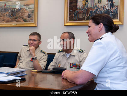 La citadelle est doyen et doyen du collège, le brig. gen., livre de connie se réunit avec l'armée colombienne brig. gen. Eduardo Enrique zapateiro, directeur pour les cadets de l'armée colombienne, à la citadelle de Charleston, Caroline du Sud, nov. 18, 2016. La visite était d'effectuer des expert en la matière d'échange d'idées entre les autorités colombiennes Escuela Militar de cadetes et instructeurs à la citadelle pour une compréhension mutuelle de l'éducation militaire et l'amélioration des relations entre les académies. La garde nationale de Caroline du Sud travaille en partenariat avec la république de Colombie a commencé en 2012, et a procédé à plus de Banque D'Images