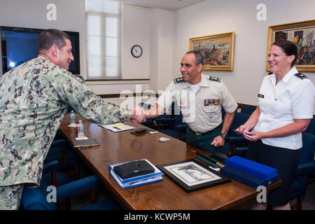 Le capitaine de la marine américaine. eugene paluso, commandant des cadets de la citadelle, l'armée colombienne accueille brig. gen. Eduardo Enrique zapateiro, directeur pour les cadets de l'armée colombienne, à la citadelle de Charleston, Caroline du Sud, nov. 18, 2016. La visite était d'effectuer des expert en la matière d'échange d'idées entre les autorités colombiennes Escuela Militar de cadetes et instructeurs à la citadelle pour une compréhension mutuelle de l'éducation militaire et l'amélioration des relations entre les académies. La garde nationale de Caroline du Sud travaille en partenariat avec la république de Colombie a commencé en 2012, et a animé plus de 50 en Banque D'Images