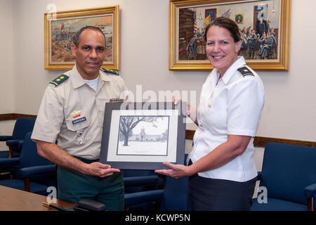 La citadelle est doyen et doyen du collège, le brig. gen. Connie livre, présente l'armée colombienne brig. gen. Eduardo Enrique zapateiro, directeur pour les cadets de l'armée colombienne, avec un témoignage de reconnaissance à la citadelle de Charleston, Caroline du Sud, nov. 18, 2016. La visite était d'effectuer des expert en la matière d'échange d'idées entre les autorités colombiennes Escuela Militar de cadetes et instructeurs à la citadelle pour une compréhension mutuelle de l'éducation militaire et l'amélioration des relations entre les académies. La garde nationale de Caroline du Sud travaille en partenariat avec la république de Colombie a commencé en 2012, Banque D'Images