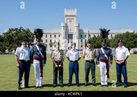 L'armée colombienne brig. gen. Eduardo Enrique zapateiro, directeur pour les cadets de l'armée colombienne, a visité la citadelle de Charleston, Caroline du Sud, nov. 18, 2016. La visite était d'effectuer des expert en la matière d'échange d'idées entre les autorités colombiennes Escuela Militar de cadetes et instructeurs à la citadelle pour une compréhension mutuelle de l'éducation militaire et l'amélioration des relations entre les académies. La garde nationale de Caroline du Sud travaille en partenariat avec la république de Colombie a commencé en 2012, et a effectué plus de 50 engagements allant dans des domaines comme le droit, l'intervention en cas de catastrophe et la maintenance Banque D'Images