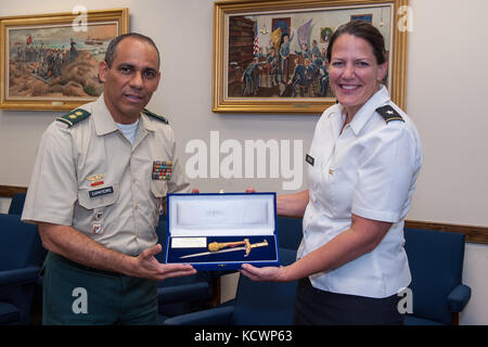 L'armée colombienne brig. gen. Eduardo Enrique zapateiro, directeur pour les cadets de l'armée colombienne, présente la citadelle's provost et doyen du collège, le brig. gen. Connie livre, avec une marque d'appréciation tout en visitant la Citadelle à Charleston, Caroline du Sud, nov. 18, 2016. La visite était d'effectuer des expert en la matière d'échange d'idées entre les autorités colombiennes Escuela Militar de cadetes et instructeurs à la citadelle pour une compréhension mutuelle de l'éducation militaire et l'amélioration des relations entre les académies. La garde nationale de Caroline du Sud travaille en partenariat avec la république de Colombie beg Banque D'Images