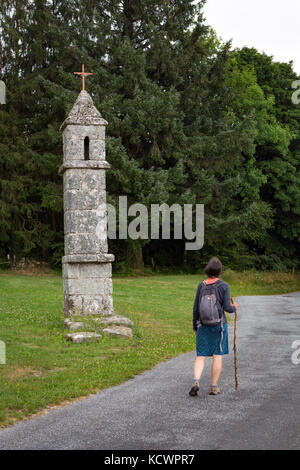 SAINT-GOUSSAUD, FRANCE Juillet 23, 2017 : pèlerinage sur le Chemin de Compostelle à la recherche d'une petite lanterne des morts - Lanterne des morts. Banque D'Images