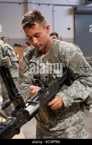 L'armée américaine spc. Jackson pride, alpha co., 1er Bataillon, 118e régiment d'infanterie, 218e brigade, d'amélioration de manœuvre de la garde nationale de Caroline du Sud, se compose d'un m249 squad arme automatique à North Charleston, Caroline du Sud, oct. 23, 2016, dans le cadre du bataillon niveau meilleur guerrier la concurrence. Le jury du concours était composé de quatre membres votants de l'évaluation des compétences des candidats et des connaissances dans des domaines tels que le test de condition physique de l'armée de terre, la navigation, l'aide et de soins, des programmes de jumelage de l'armée et de l'actualité. un soldat et un sous-officier, accompagné d'un un Banque D'Images