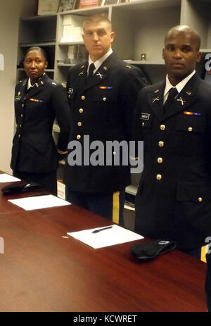 L'académie militaire de palmetto a procédé à une cérémonie visant à reconnaître l'Agp intronisés au Temple de la renommée et de la commission de la classe 67 de l'Agp à mcgrady, centre de formation à eastover, Caroline du Sud, nov. 13, 2016. col. jakie davis, Jr., et le capt John Thorne, jr., ont tous deux été intronisé dans le temple de la renommée de l'AGP. neuf officiers candidats ont été promus au grade de sous-lieutenant avec l'achèvement de l'école des aspirants-officiers - James Boudreau, de l'infanterie, Phillip Davis, de l'infanterie, David Elmore, la défense aérienne, Johnathan côté, aviation, rançon holland, de l'infanterie, ciera Nicholson, signal, Lewis Simmons, de l'infanterie, Christopher tom Banque D'Images