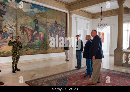 L'armée américaine le maj. gen. robert e. Livingston, jr., l'adjudant général de la Caroline du Sud, et brig. gen. Roy c. mccarty, adjudant général adjoint pour la Caroline du Sud, visitez la Casa de Nariño, le palais présidentiel et l'église de la monserrate dans Bogota, Colombie, aug. 7, 2016. Livingston et mccarty s'est rendu à Bogota pour participer à la transformation de l'armée colombienne août symposium. 5-8, pour discuter du rôle de la force de réserve, et comment ils s'intégrer dans l'effectif militaire. (U.s. Army National Guard. photo par le sgt Brian Calhoun, 108e public affairs det.) Banque D'Images