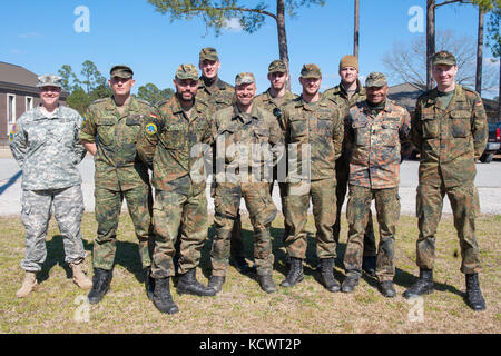 Les membres de la s.c. de l'armée et de la Garde nationale a participé aux côtés des membres de l'armée allemande dans la garde nationale de Caroline du Sud annuelle warfighter soutien la formation de l'exercice, autrement connu comme l'étiquette l'adresse au tir concours. après l'achèvement les résultats ont été annoncés et les prix remis aux lauréats lors de mcgrady, centre de formation, eastover, s.c., le 6 mars 2016. (U.s. Army National Guard. photo par le sgt Brian Calhoun, 108e public affairs det/libérés) Banque D'Images