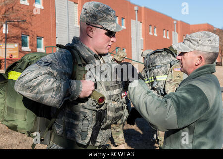 Les cadres supérieurs de l'US air force airman Matthew Turner, 169e escadre de chasse, Caroline du Sud Air National Guard, assure son matériel avec l'aide de son entraîneur avant le début de la 12-mile mars pied partie du meilleur guerrier 2017 compétition à mccrady centre de formation à eastover, Caroline du Sud, jan. 29, 2017. l'événement de cinq jours était composé d'un mars, test de condition physique, et les armes les épreuves de qualification, entre autres. Les participants ont participé en tant qu'individus avec un enrôlé et sous-officier gagnant annoncé feb. 1, 2017. (U.s. Army National Guard photo par le sgt calhoun, Brian. Banque D'Images