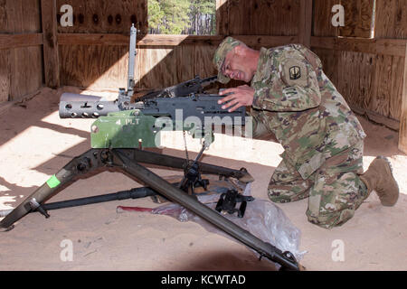 L'armée américaine spc. Christopher pate, 228e brigade du signal, en Caroline du Sud, la garde nationale effectue une vérification des fonctions sur le m2 machine gun pendant le meilleur guerrier 2017 compétition à mccrady training center à eastover, Caroline du Sud, jan. 29, 2017. l'événement de cinq jours était composé d'un mars, test de condition physique, et les armes les épreuves de qualification, entre autres. Les participants ont participé en tant qu'individus avec un enrôlé et sous-officier gagnant annoncé feb. 1, 2017. (U.s. Army National Guard. photo par le sgt Brian Calhoun, 108e public affairs det.) Banque D'Images