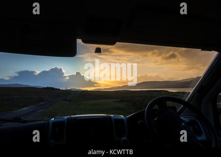 Coucher du soleil depuis l'intérieur d'un campervan, Loch Na Keal, Isle of Mull, Scotland Banque D'Images