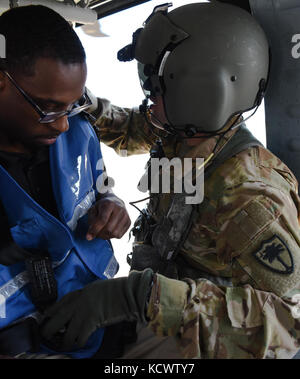 Le sergent de l'armée américaine. Dustin Keenan, détachement 1, Charlie co., 2-238 soutien général aviation battalion, Caroline du Sud, la garde nationale aide les sinistrés simulée sur un UH-60 Blackhawk au cours d'un exercice d'évacuation d'ouragan dans le cadre de garde vigilante 17 dans le domaine de Savannah, Géorgie, le 29 mars. vigilants guard 17 est un exercice de formation régional commun offrant la garde nationale de Caroline du Sud l'occasion d'améliorer la coopération et les relations avec les collectivités locales, d'état civil et militaire régional, les partenaires fédéraux en préparation pour les urgences et les catastrophes. (U.s. army guar national Banque D'Images