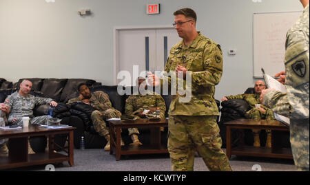 Aumônier (capt) John denny, le soutien pour l'aumônier de la garde nationale de Caroline du Sud, participe à une présentation avec d'autres aumôniers de autour de l'état au cours d'une session de formation de 2 jours au centre de formation à eastover mccrady, Caroline du Sud le 3 mars. de la formation annuelle, tenue le 3 mars - 4, axé sur la mise à jour des compétences de l'aumônerie et de l'apprentissage l'approche d'anciens défis dans de nouveaux moyens. (U.s. Army National Guard photo par le sgt. tashera pravato/108e tampon) Banque D'Images