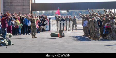 Des soldats américains avec le 742nd support maintenance company, en Caroline du sud, stand de garde nationale d'armée en formation au cours d'une cérémonie tenue à déploiement eagle aviation à Columbia en Caroline du Sud, fév. 26, 2017. Plus de 140 soldats de l'unité seront mobilisées pendant environ une année pour appuyer l'opération de l'armée américaine et résoudre l'Atlantique de l'Europe. l'unité fournira des capacités de réparation et entretien de véhicules, de l'électronique, les armes légères et armes, affecté à la 16e brigade de maintien en puissance en europe de l'Est. (U.s. Army National Guard photo par le sgt. tashera pravato) Banque D'Images