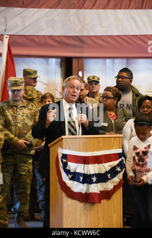 Le représentant Joe Wilson parle avec la 742nd support maintenance company, en Caroline du Sud, de la garde nationale de l'armée, au cours d'une cérémonie tenue à déploiement eagle aviation à Columbia en Caroline du Sud, fév. 26, 2017. Plus de 140 soldats de l'unité seront mobilisées pendant environ une année pour appuyer l'opération de l'armée américaine et résoudre l'Atlantique de l'Europe. l'unité fournira des capacités de réparation et entretien de véhicules, de l'électronique, les armes légères et armes, affecté à la 16e brigade de maintien en puissance en europe de l'Est. (U.s. Army National Guard photo par le sgt. tashera pravato) Banque D'Images