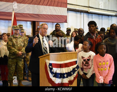 Le représentant Joe Wilson parle avec la 742nd support maintenance company, en Caroline du Sud, de la garde nationale de l'armée, au cours d'une cérémonie tenue à déploiement eagle aviation à Columbia en Caroline du Sud, fév. 26, 2017. Plus de 140 soldats de l'unité seront mobilisées pendant environ une année pour appuyer l'opération de l'armée américaine et résoudre l'Atlantique de l'Europe. l'unité fournira des capacités de réparation et entretien de véhicules, de l'électronique, les armes légères et armes, affecté à la 16e brigade de maintien en puissance en europe de l'Est. (U.s. Army National Guard photo par le sgt. tashera pravato) Banque D'Images