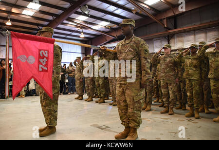 Des soldats américains avec le 742nd support maintenance company, en Caroline du sud, stand de garde nationale d'armée en formation au cours d'une cérémonie tenue à déploiement eagle aviation à Columbia en Caroline du Sud, fév. 26, 2017. Plus de 140 soldats de l'unité seront mobilisées pendant environ une année pour appuyer l'opération de l'armée américaine et résoudre l'Atlantique de l'Europe. l'unité fournira des capacités de réparation et entretien de véhicules, de l'électronique, les armes légères et armes, affecté à la 16e brigade de maintien en puissance en europe de l'Est. (U.s. Army National Guard photo par le sgt. tashera pravato) Banque D'Images