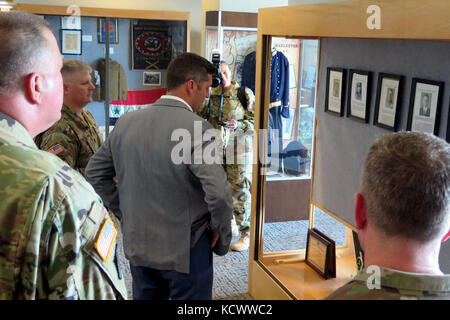 Sous-secrétaire de l'armée M.. Patrick j. murphy observe affiche à la 218e brigade d'amélioration de manœuvre, en Caroline du Sud, la garde nationale au cours de sa visite à leur siège qui est co-implanté au stade de la citadelle prix Hagood à Charleston, Caroline du Sud, sept. 29, 2016. Le secrétaire était dans l'état sept. 29-30 pour rencontrer des soldats dans la garde nationale de Caroline du Sud, fort Jackson, de l'armée américaine commande centrale et observer la formation militaire des cadets à la citadelle. (U.s. Army National Guard photo par lt. col. cindi king) Banque D'Images