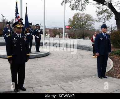 L'armée américaine le maj. gen. robert e. Livingston, jr., l'adjudant général de la Caroline du Sud, et le col de l'US air force. Michael Metzler, en Caroline du Sud, directeur de l'état-major de la garde nationale-l'air, placé une couronne au monument commémoratif des anciens combattants à la State House à Columbia, Caroline du Sud, déc. 12, 2016. La Caroline du Sud sur la garde d'honneur de la garde nationale aérienne a également participé à la cérémonie. l'hommage annuel est une façon d'honorer et de reconnaître nos anciens combattants du pays. (U.s. Army National Guard photo par capt. jessica Donnelly, 108e détachement des affaires publiques) Banque D'Images