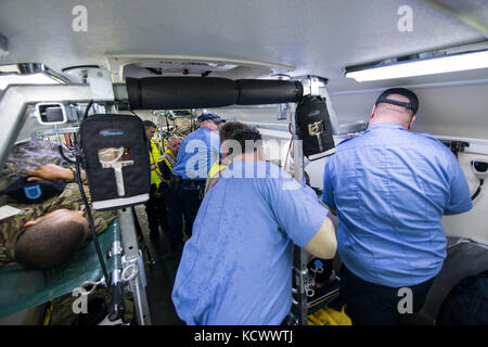 Lexington comté le personnel des services médicaux d'urgence de base sécurisé stagiaires dans des civières sur un bus de transport médical d'un grand nombre de blessés au cours de l'exercice à fort jackson de Columbia, s.c., 12 avril 2016. En cas d'urgence de plusieurs hôpitaux, services d'incendie et les organismes d'application de la loi de partout dans la région de la Colombie-Britannique a participé à la simulation de tir active-scénario. (U.s. Air National Guard tech sgt. Jorge intriago) Banque D'Images