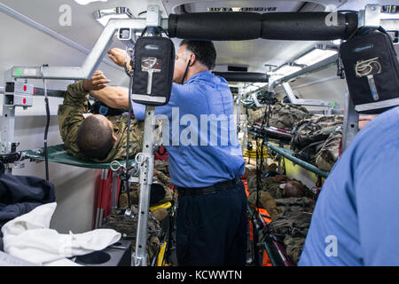 Lexington comté le personnel des services médicaux d'urgence de base sécurisé stagiaires dans des civières sur un bus de transport médical d'un grand nombre de blessés au cours de l'exercice à fort jackson de Columbia, s.c., 12 avril 2016. En cas d'urgence de plusieurs hôpitaux, services d'incendie et les organismes d'application de la loi de partout dans la région de la Colombie-Britannique a participé à la simulation de tir active-scénario. (U.s. Air National Guard tech sgt. Jorge intriago) Banque D'Images